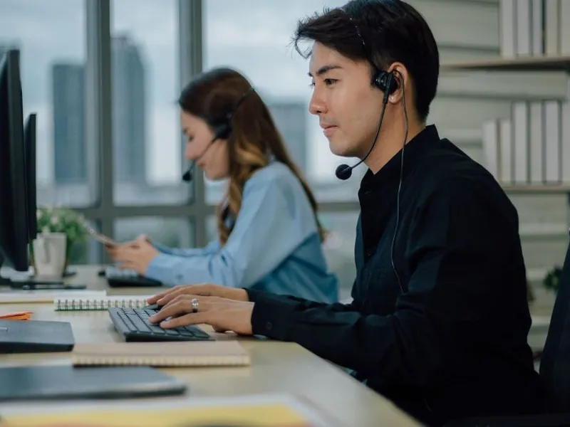 Hình ảnh nhân viên hỗ trợ ku11bet đang tư vấn trực tuyến